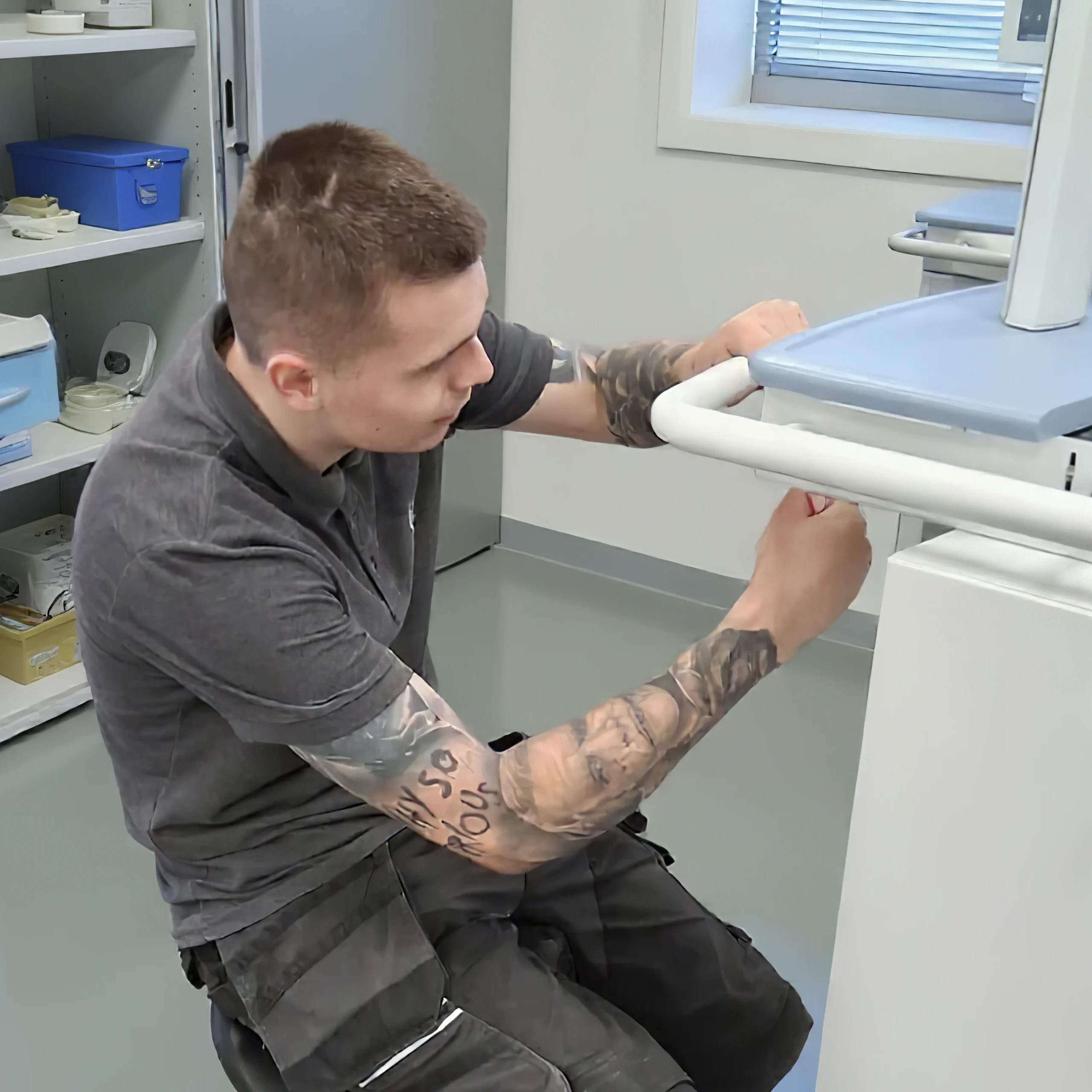 Exura engineer manufacturing an Exura EPR / ePMA cart